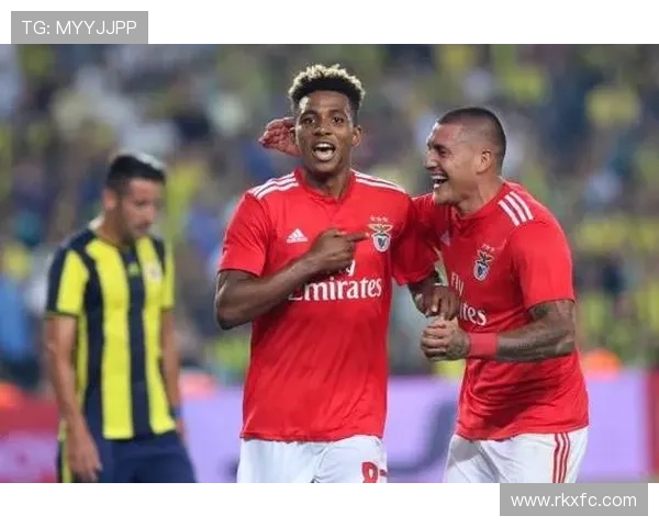 足球明星齐聚一堂畅谈梦想与荣耀的精彩时刻 足球明星齐聚一堂畅谈梦想与荣耀的精彩时刻